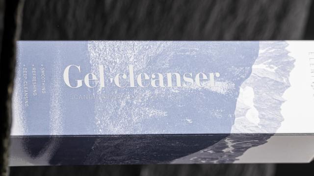 Lådan har en superfin tryck där logotypen också är präglad - Gel Cleanser