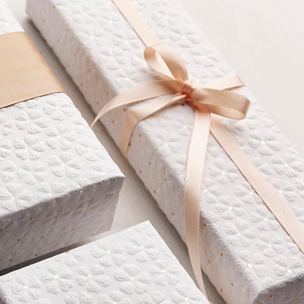 Presentpapper White Flower hotfoil 20 cm x 100 m